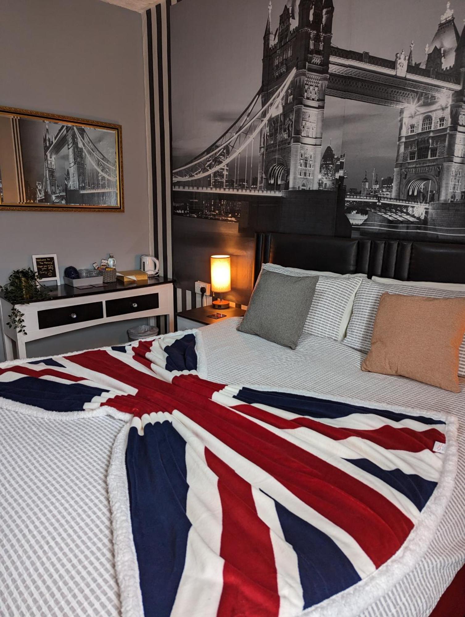 Couette-café The Mercury, - Over 21's Only 4*