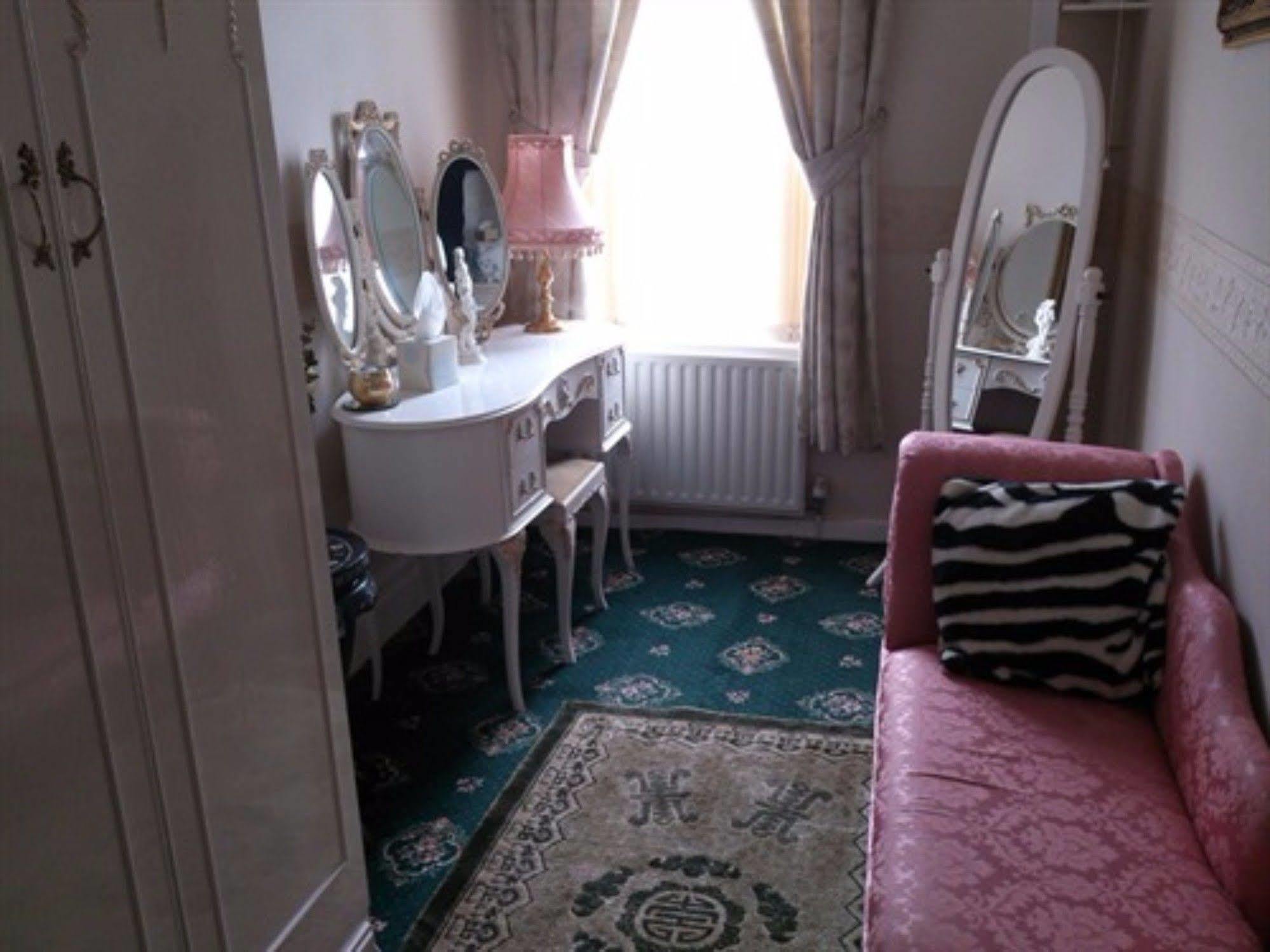 Couette-café The Mercury, - Over 21's Only 4*